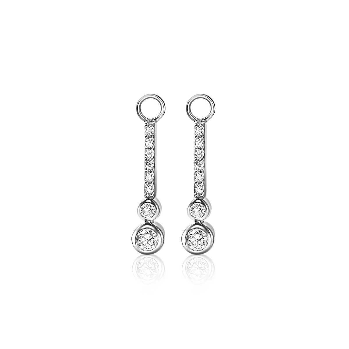 Boucles d'oreilles en argent avec des pierres brillantes, suspendues et délicates.