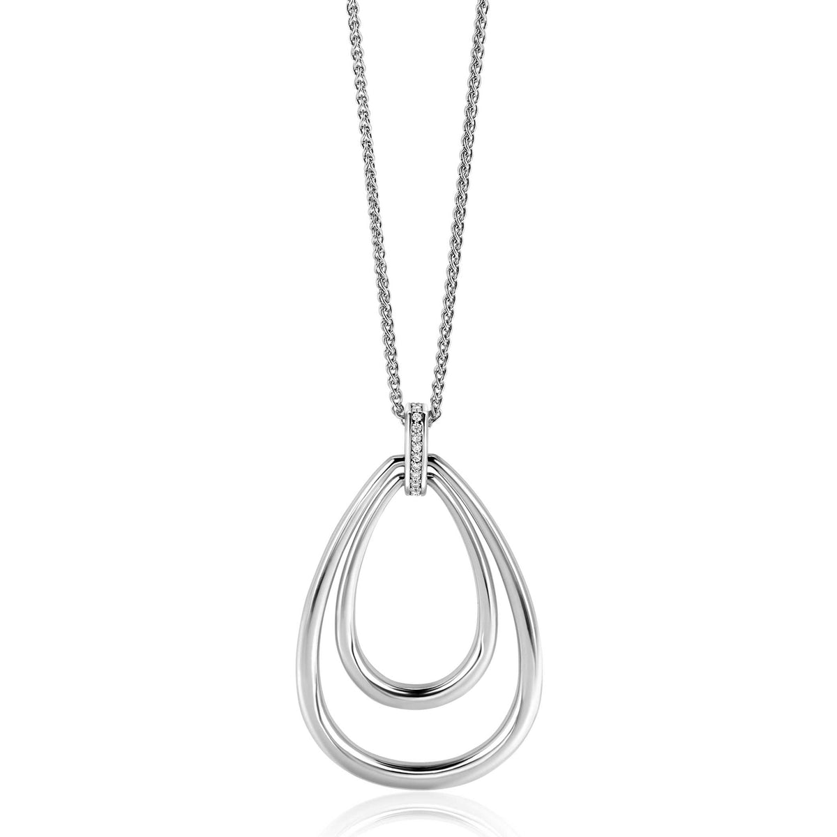 Collier en argent avec pendentif en forme de goutte, composé de deux cercles entrelacés.