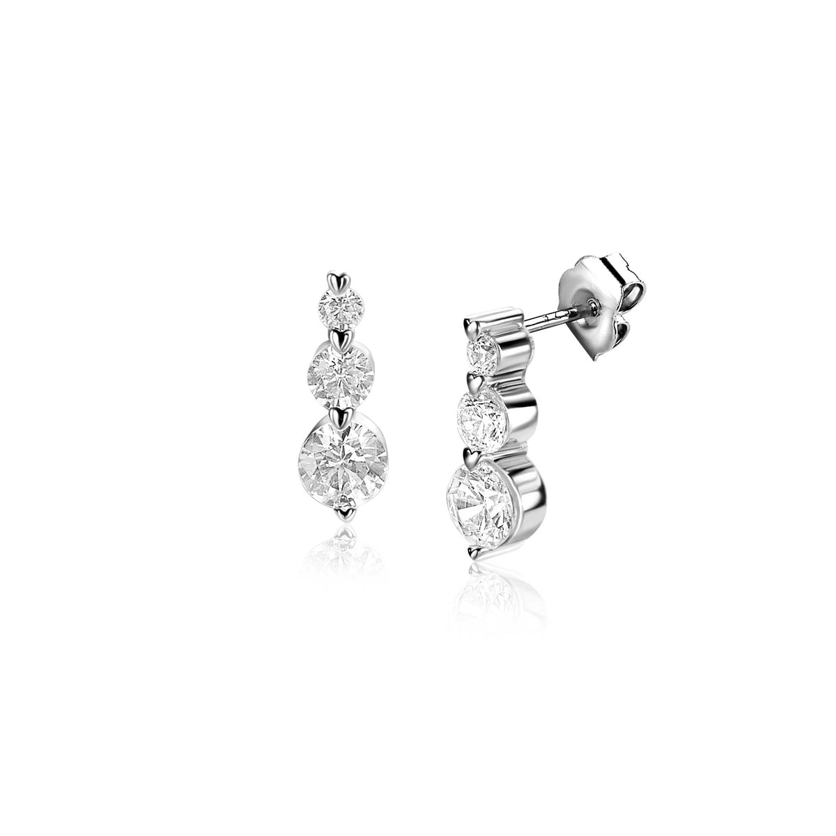 Boucles d'oreilles en argent avec trois pierres brillantes en forme de rond.