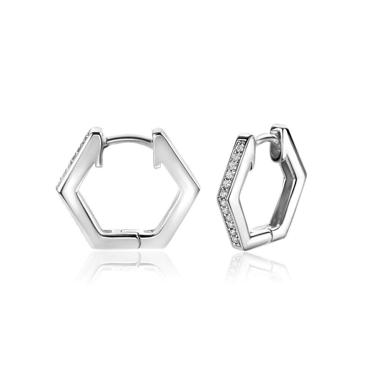 Boucles d'oreilles en argent en forme d'hexagone avec des zircons.