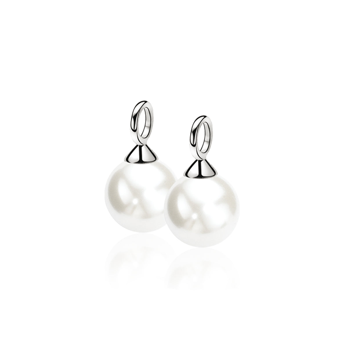 Boucles d'oreilles en argent avec perles blanches et fermoirs en métal.