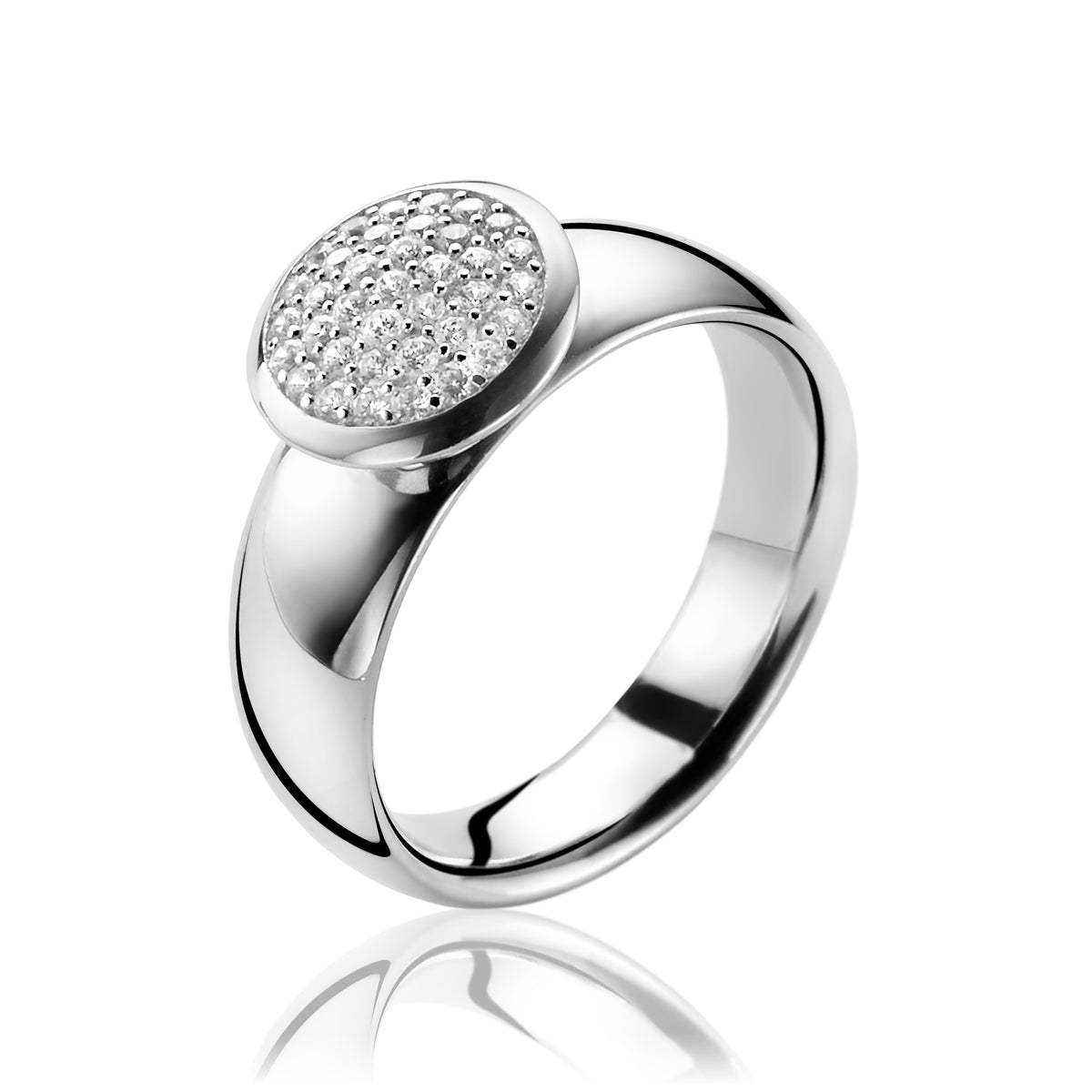 Bague en argent avec un pavé de zirconiums brillants sur le dessus.