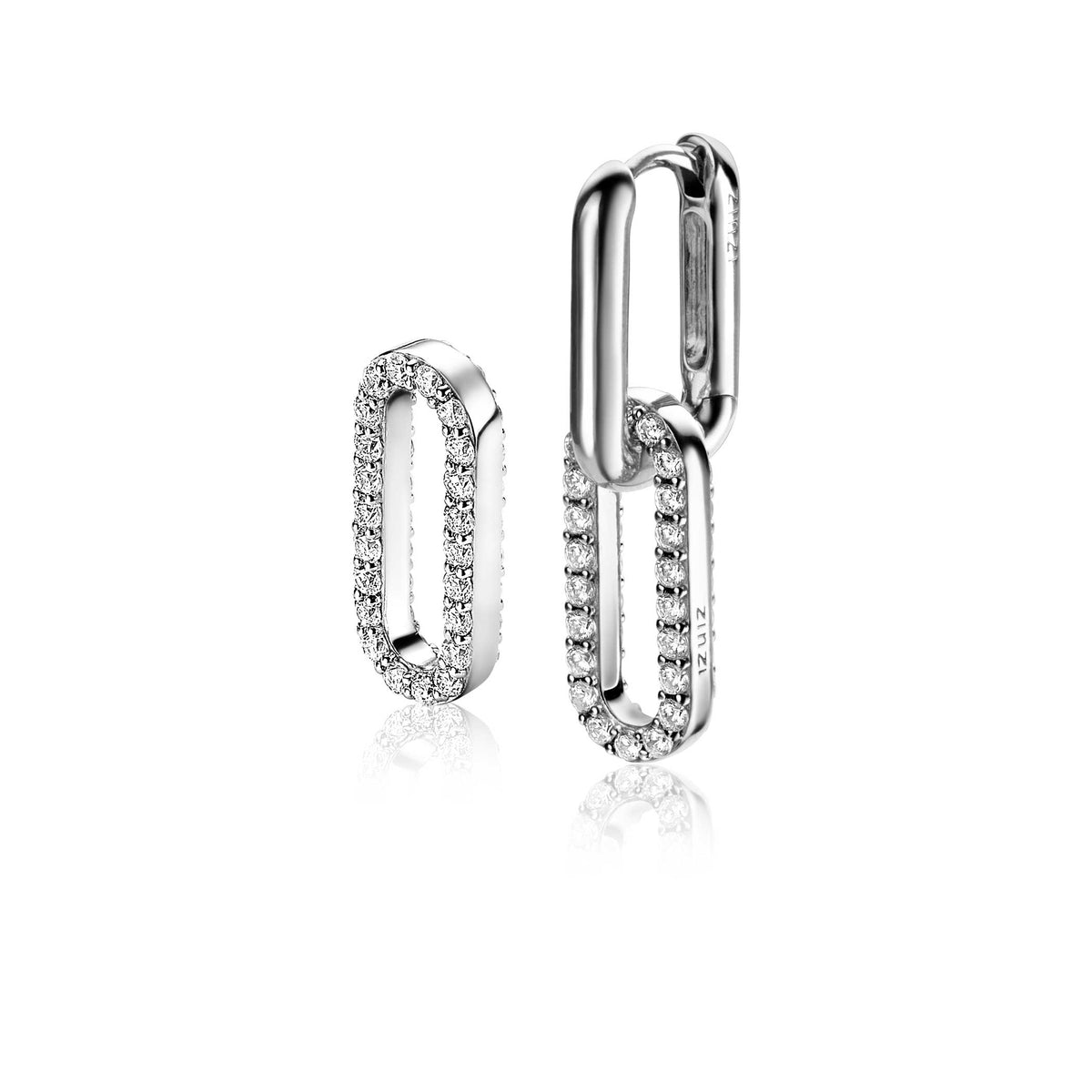 Boucles d'oreilles en argent avec des maillons ovales ornés de zircons.