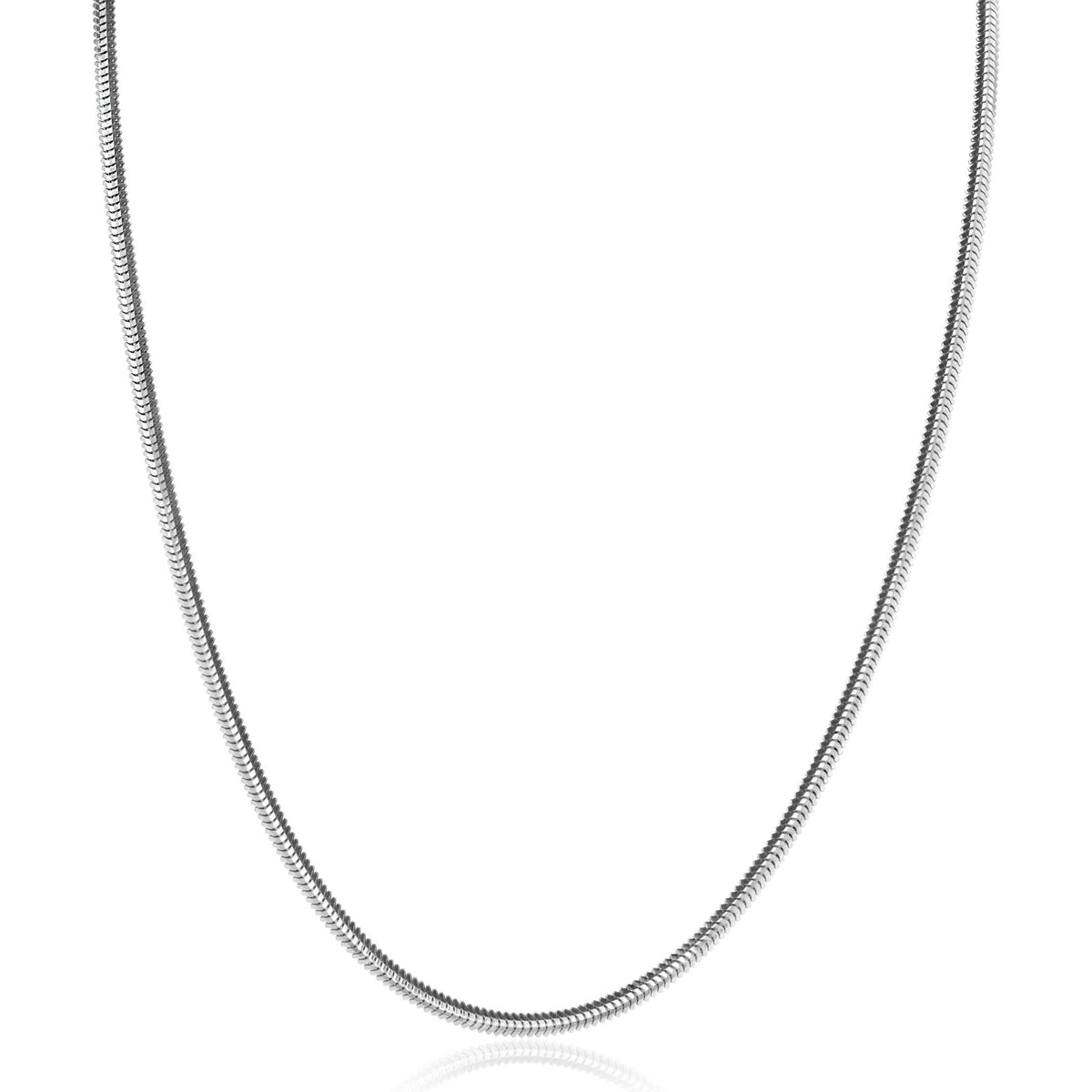 collier en argent avec un design lisse et brillant, forme délicate et élégante.