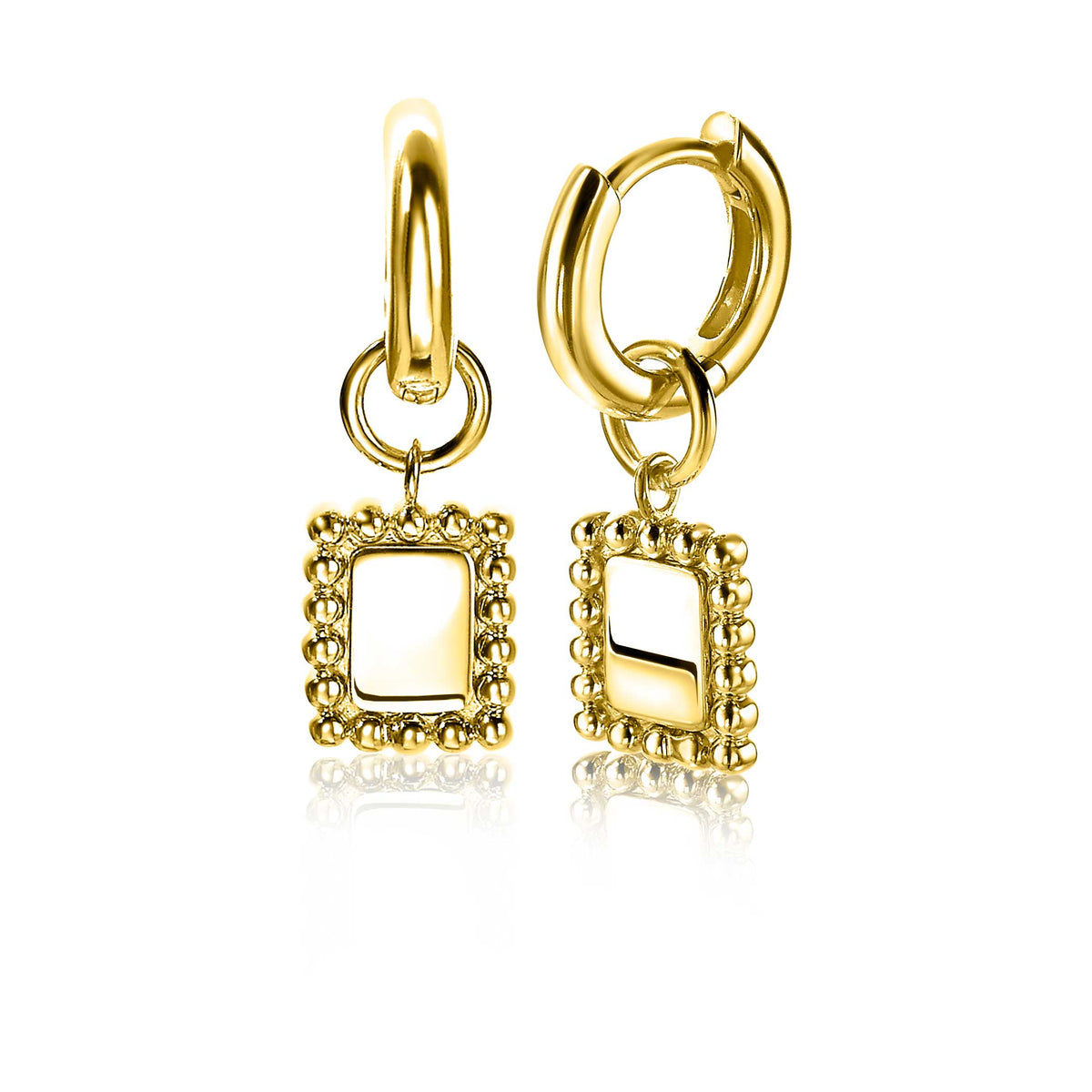 Boucles d'oreilles dorées avec un pendentif carré orné de perles.