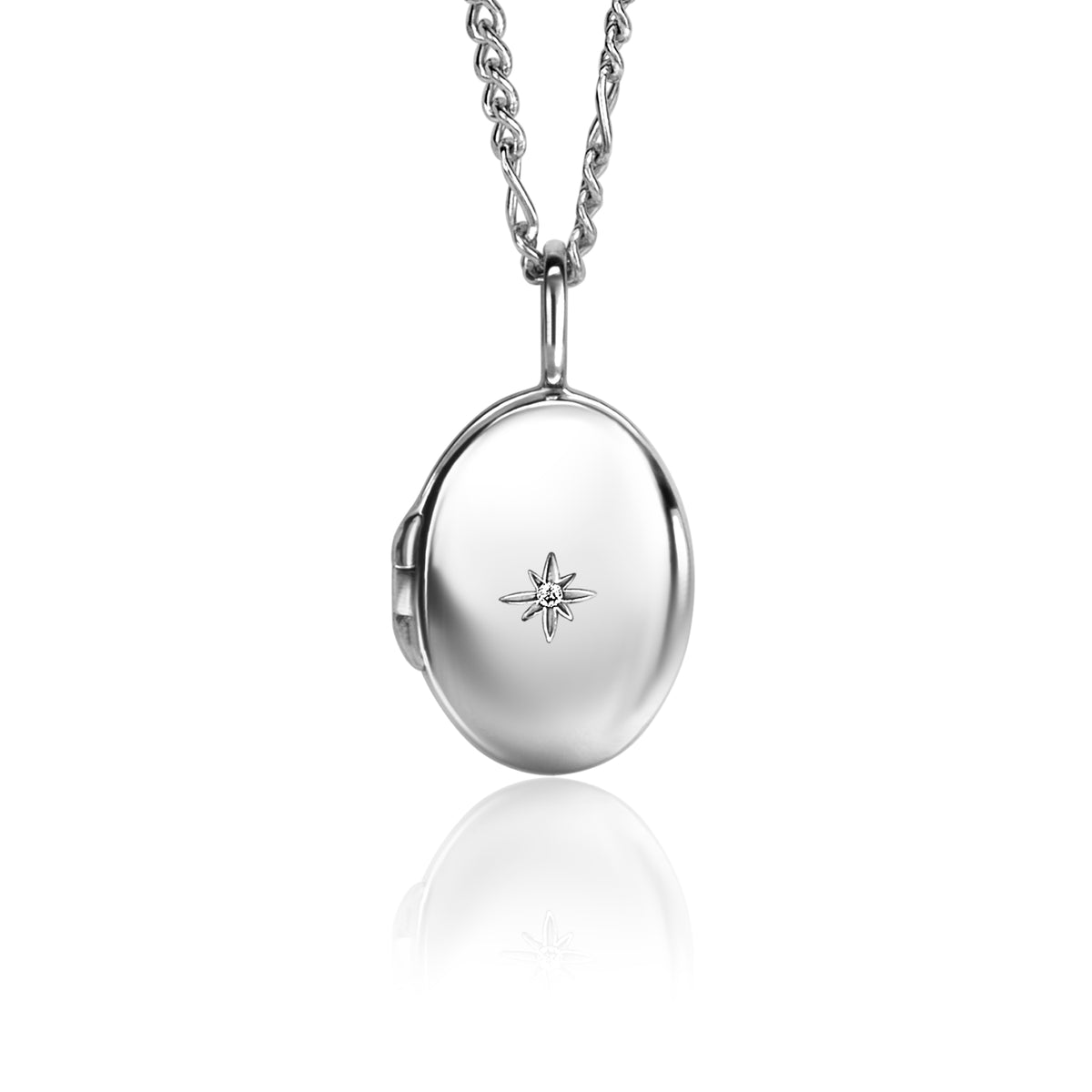 Pendentif en argent avec un motif étoilé, suspendu à une chaîne délicate.