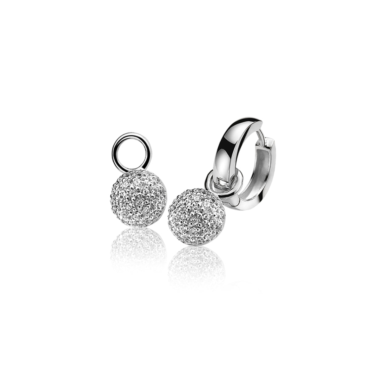 Boucles d'oreilles en argent avec des sphères brillantes et un fermoir en hoop.