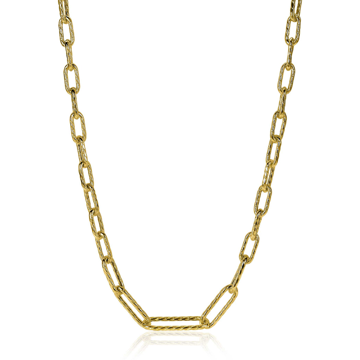 Collier doré avec maillons allongés et un élément central rectangulaire.