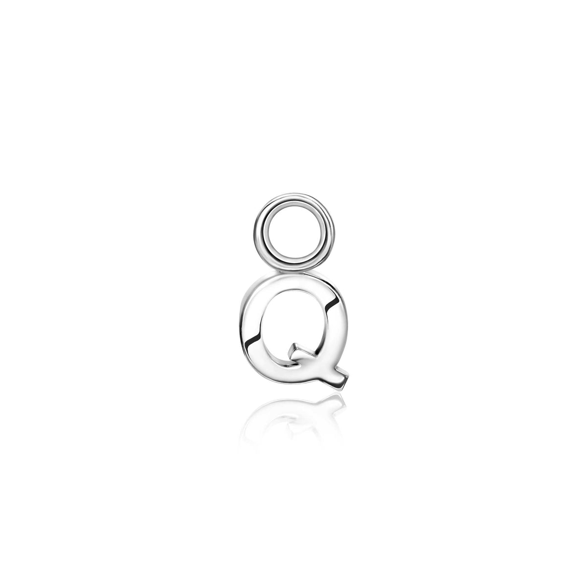 Boucles d'oreilles en argent avec un pendentif en forme de lettre Q.