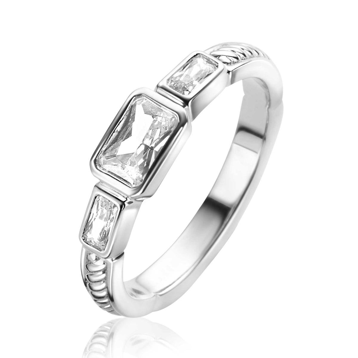 Bague en argent avec trois pierres rectangulaires et des détails en relief.