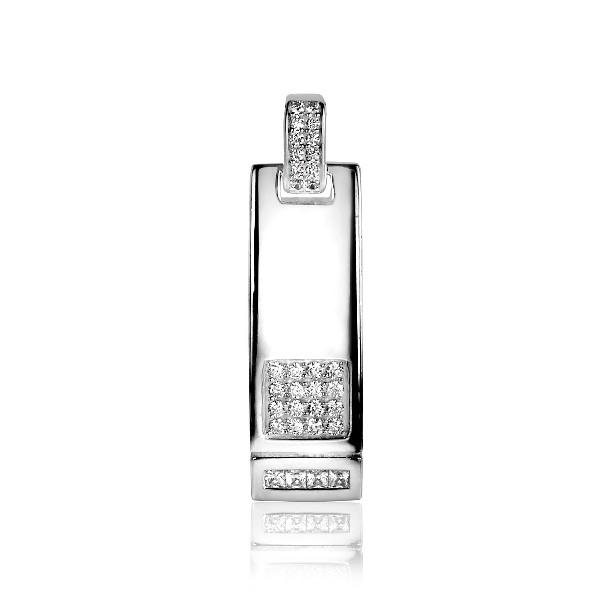 Pendentif en argent avec des zirconiums scintillants et une forme rectangulaire.