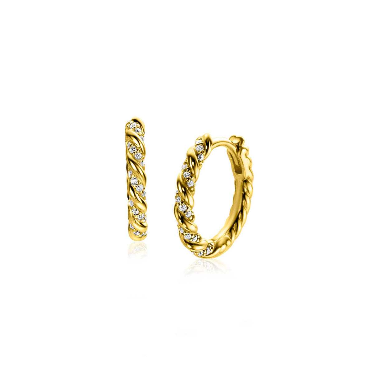 Boucles d'oreilles dorées avec un design tressé et des pierres scintillantes.