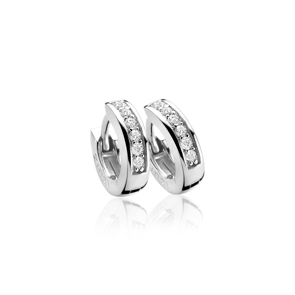 Boucles d'oreilles en argent avec des cristaux brillants sur le dessus.