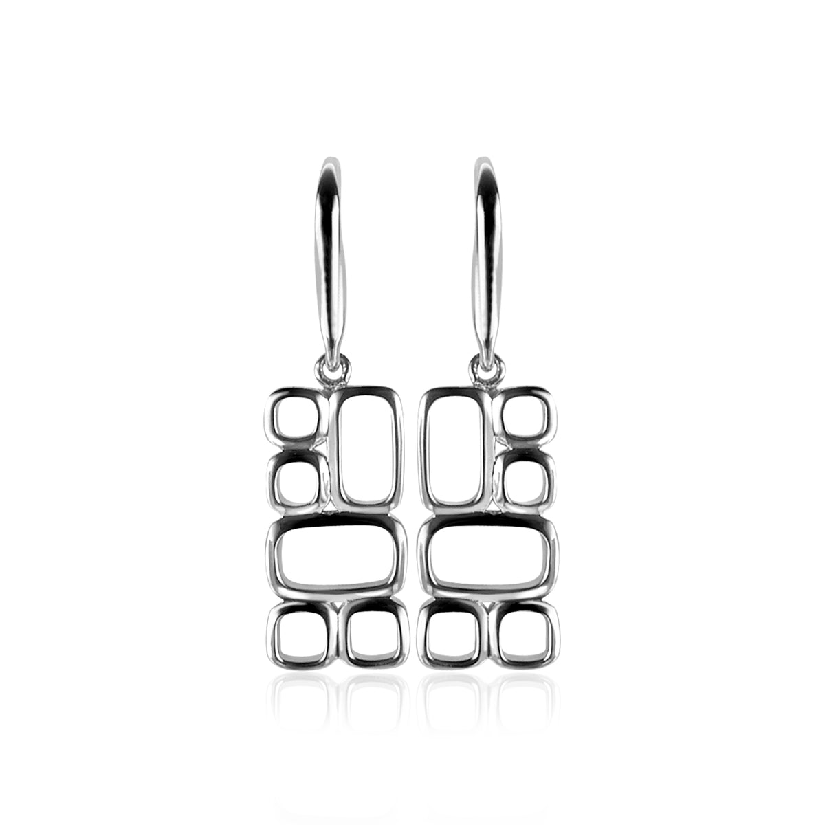 Boucles d'oreilles en argent avec des formes géométriques ouvertes.