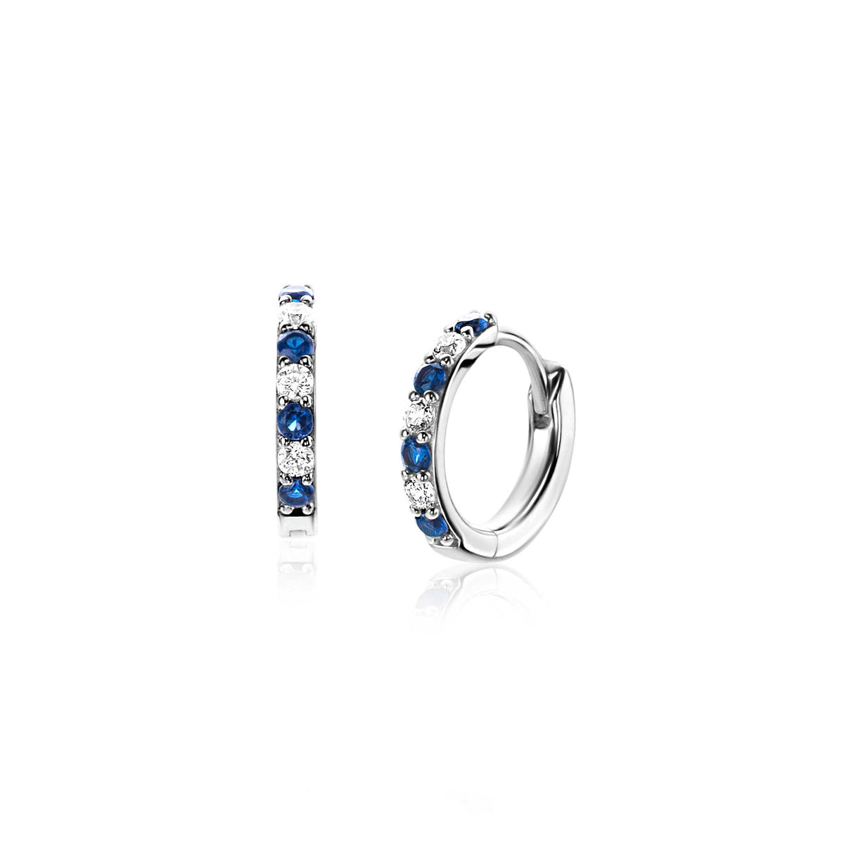 Boucles d'oreilles argentées avec des pierres bleues et blanches, en forme de créole.