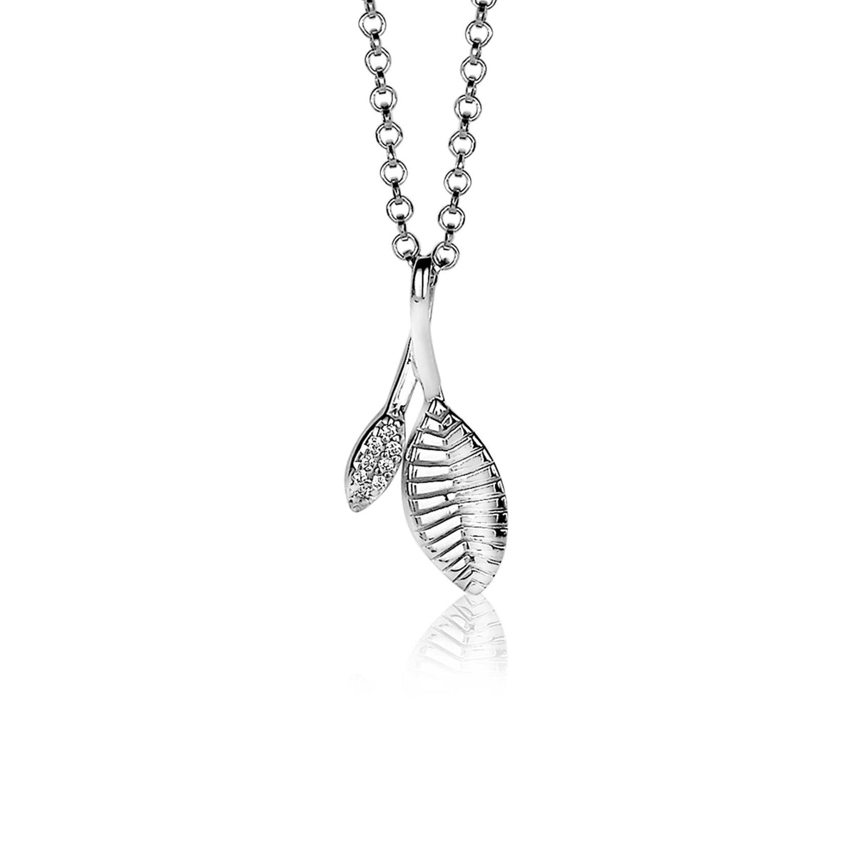 Pendentif en argent en forme de feuilles, suspendu à une chaîne à billes.