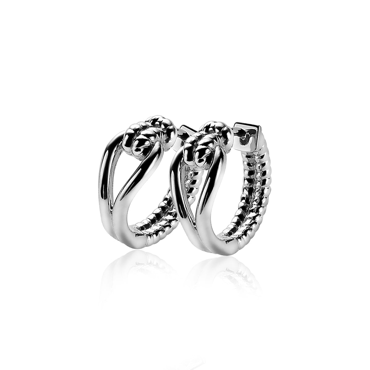Boucles d'oreilles en argent avec un design tressé et une finition brillante.