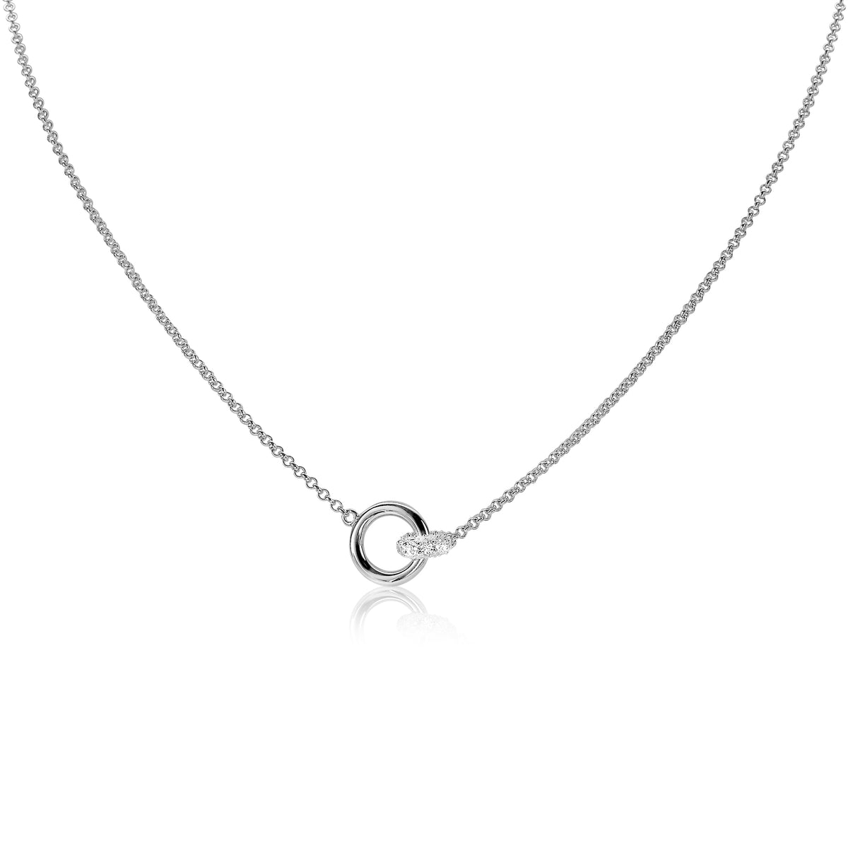 Collier en argent avec un pendentif en forme de cercle.