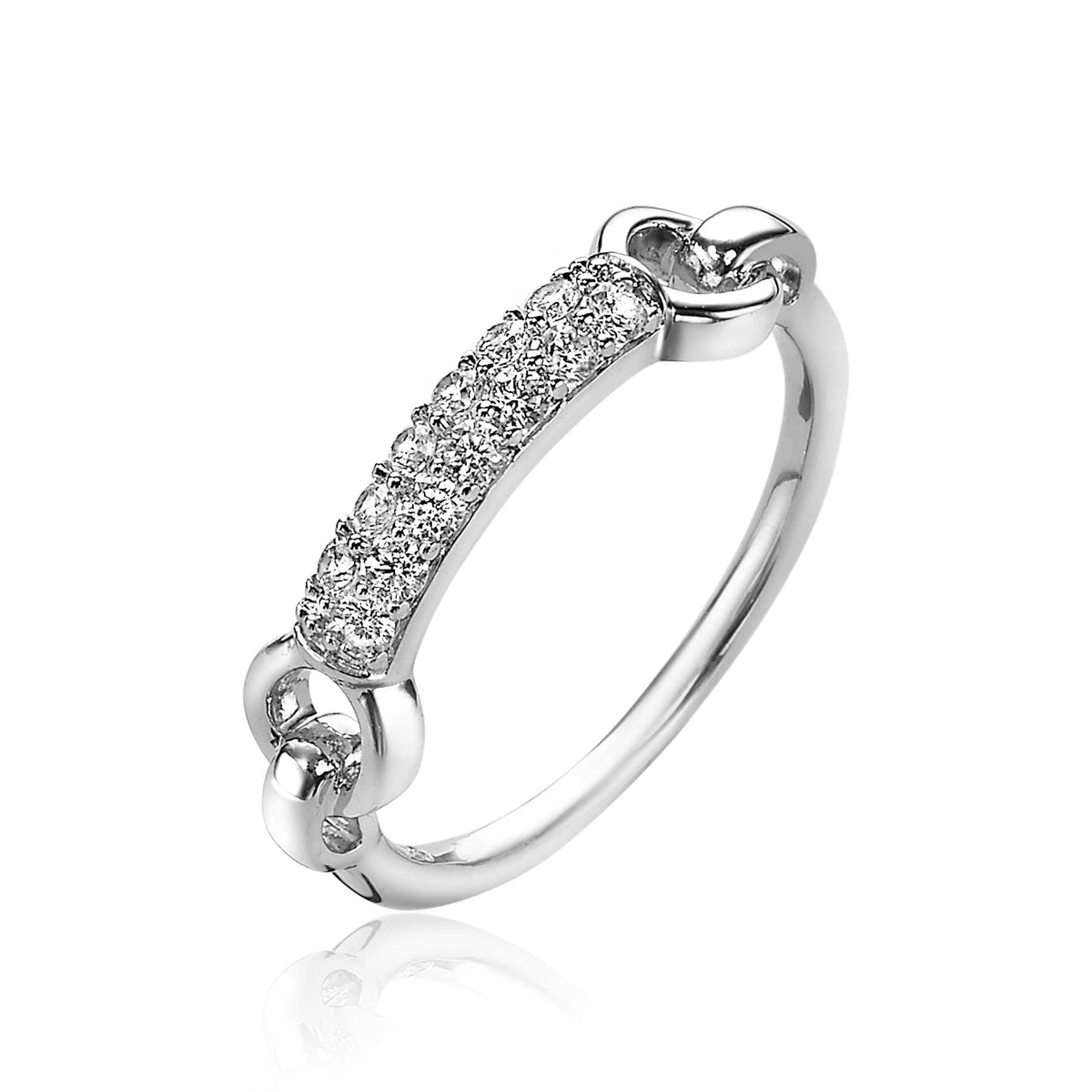 Bague en argent avec pavé de zircones et motifs en forme de cœur.