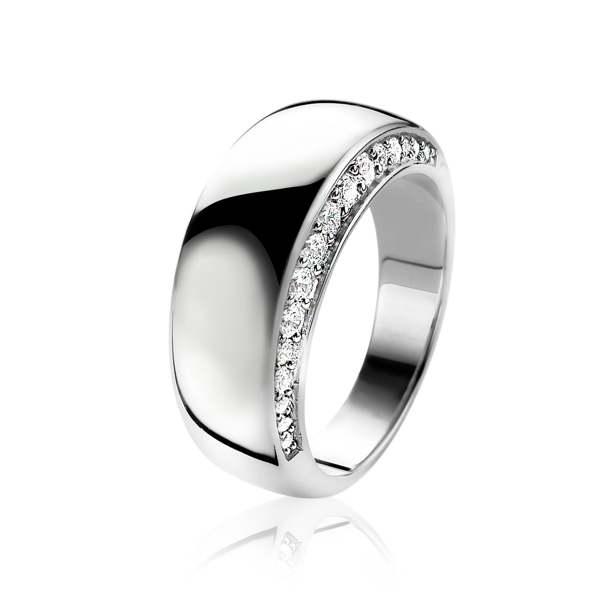 Bague en argent avec une bande de zircons scintillants sur le côté.