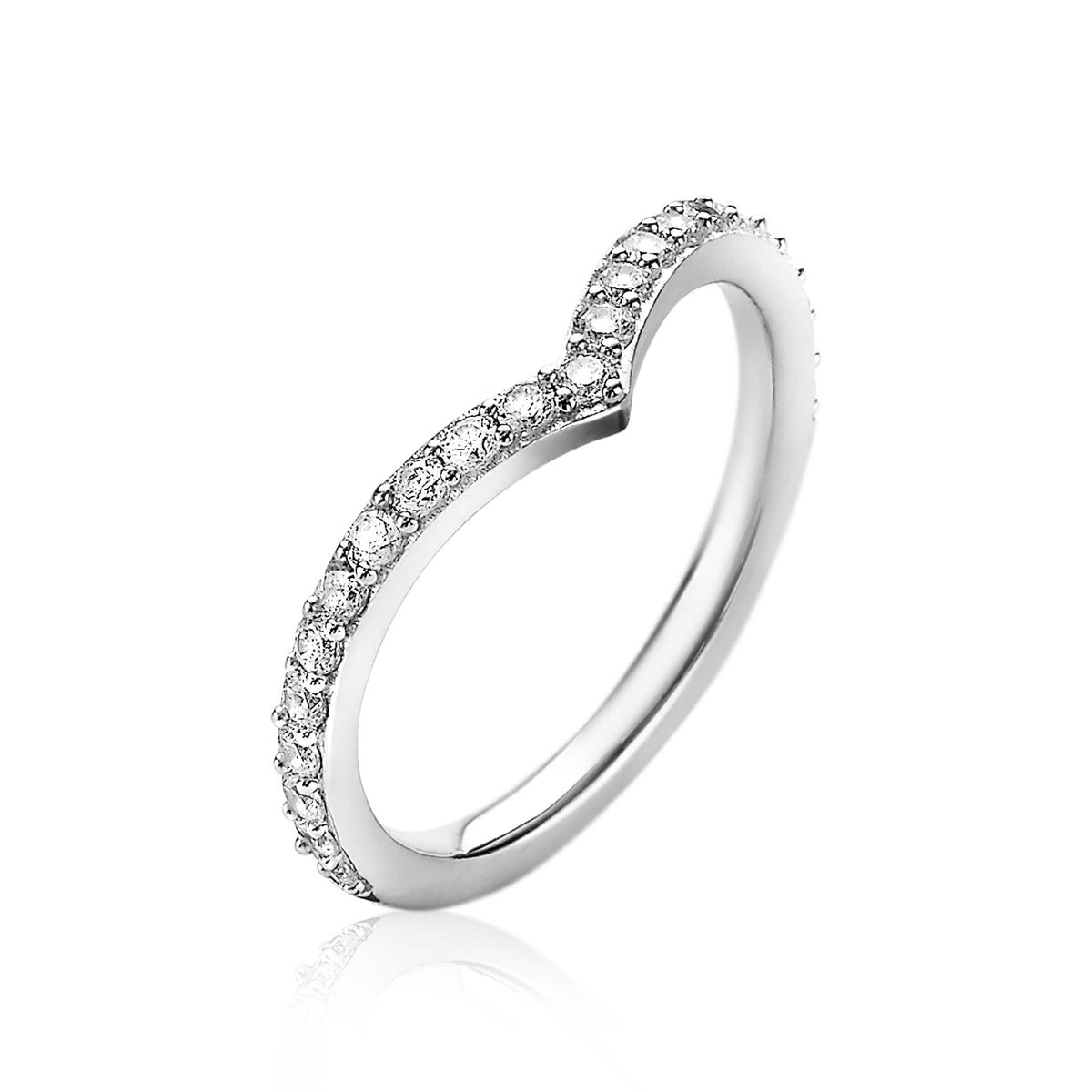 Bague en argent avec des zircons, formée d'une courbe délicate et ornée de pierres brillantes.