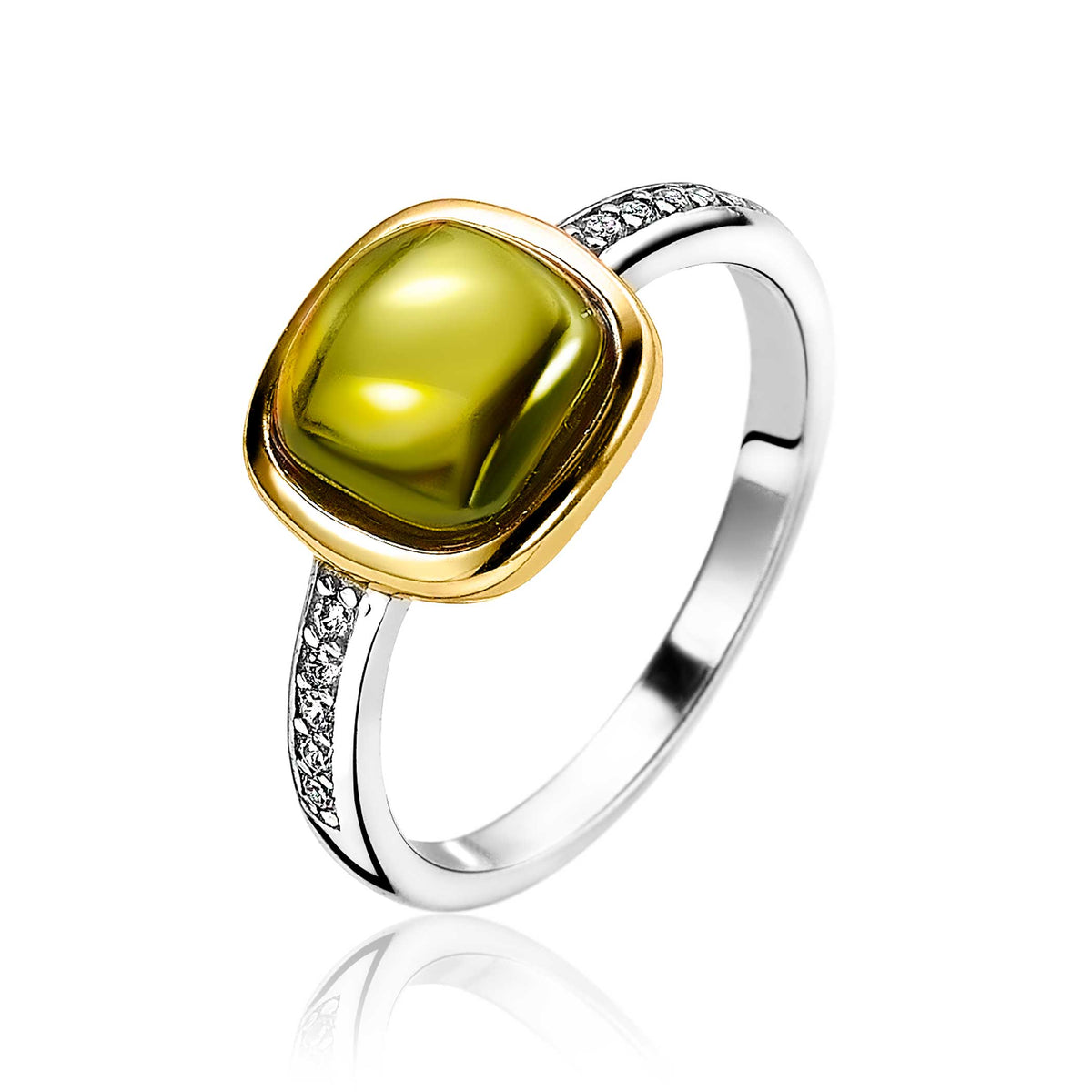 Bague dorée avec un cabochon vert et des détails en zircon.