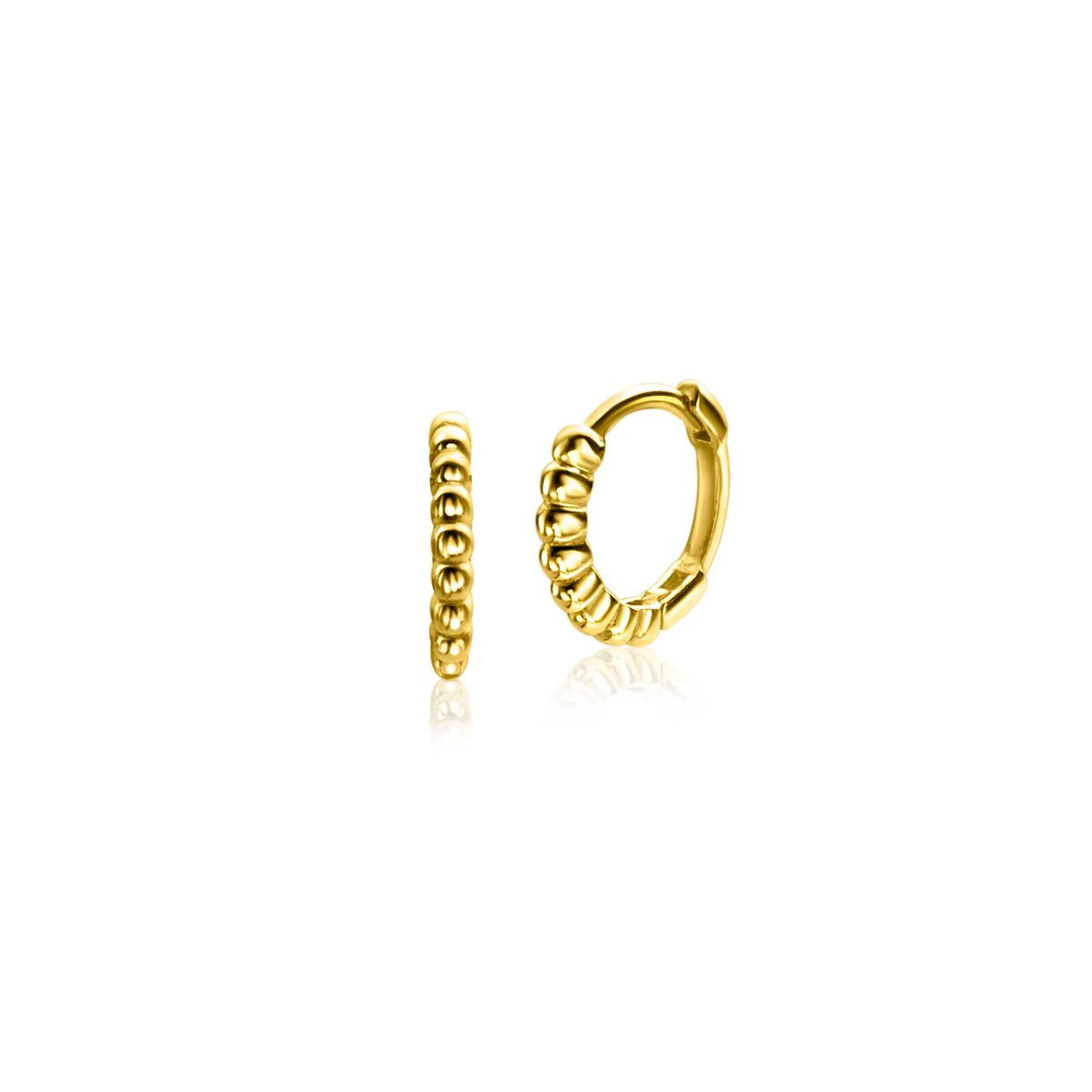 Boucles d'oreilles en or avec un design en chaîne et des détails arrondis.