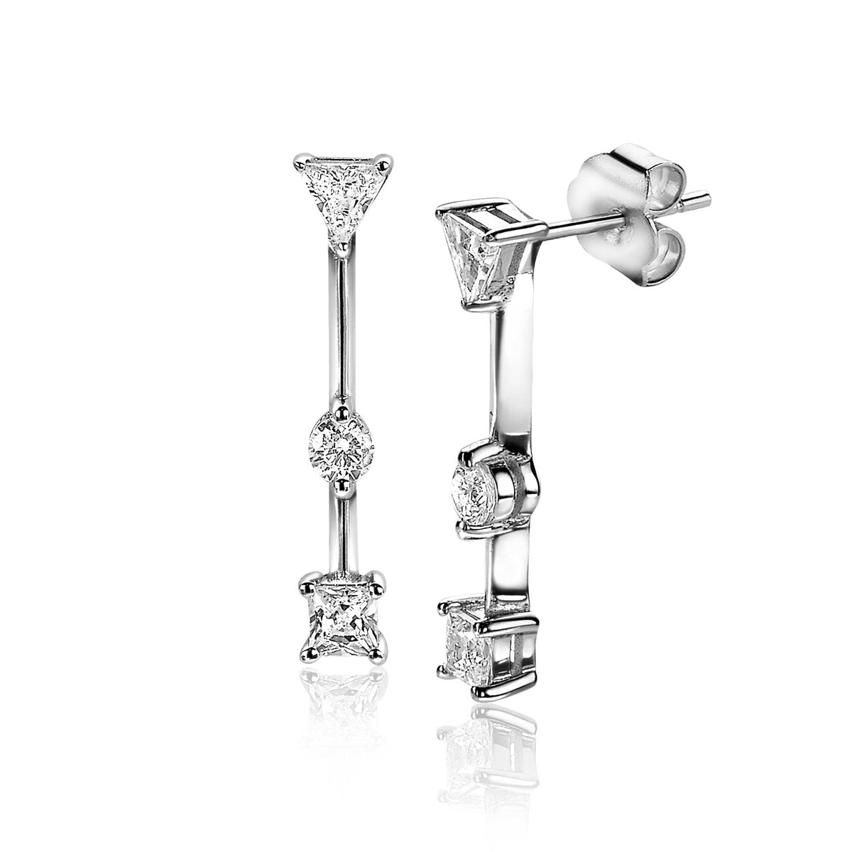 Boucles d'oreilles en argent avec des pierres brillantes, forme allongée et détails géométriques.