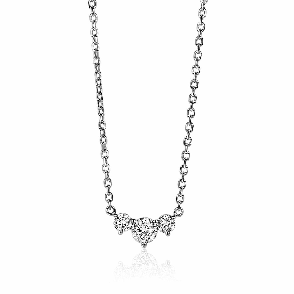 Collier en argent avec un pendentif en forme de cœur orné de pierres brillantes.