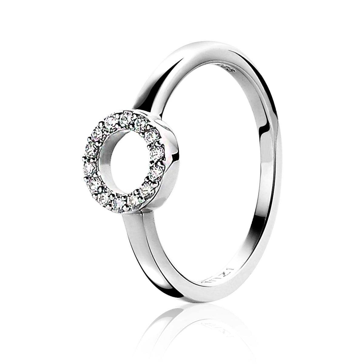 Bague en argent avec un cercle décoré de zircons.