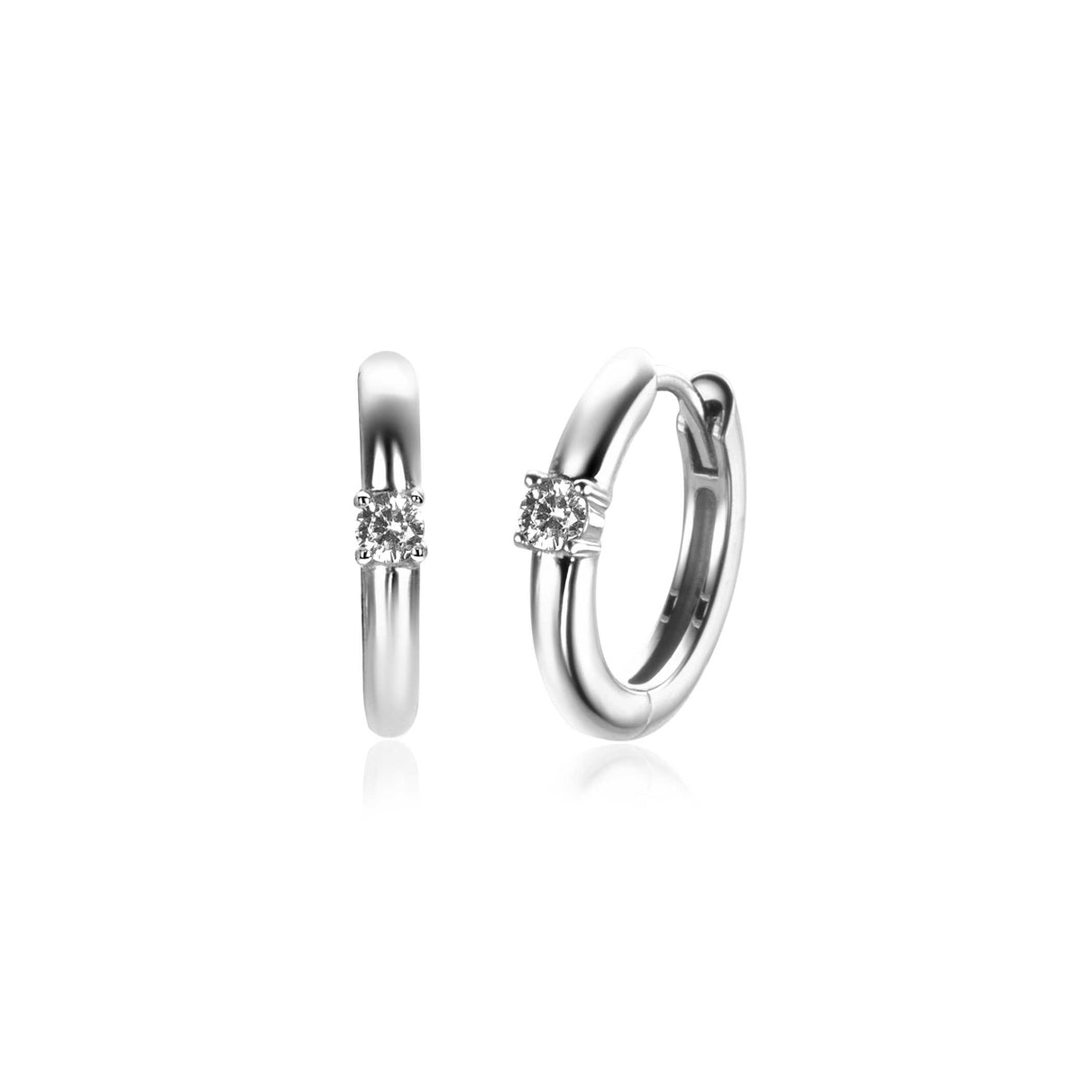 Boucles d'oreilles en argent avec un zirconium brillant au centre.