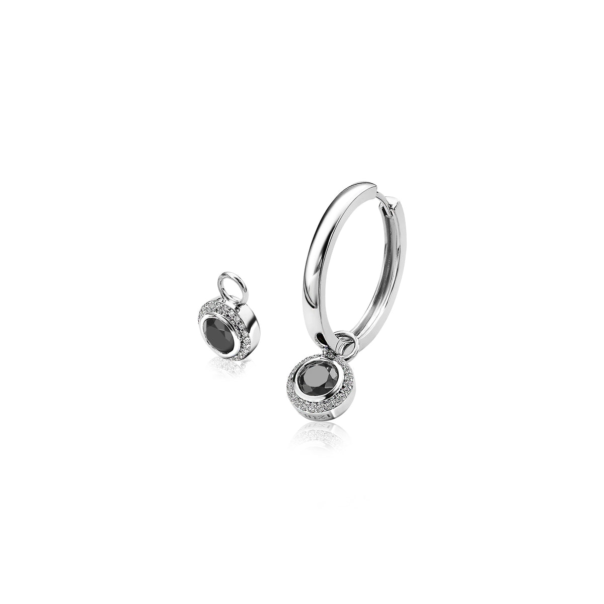 Boucles d'oreilles en argent avec un design circulaire et un pendentif orné.