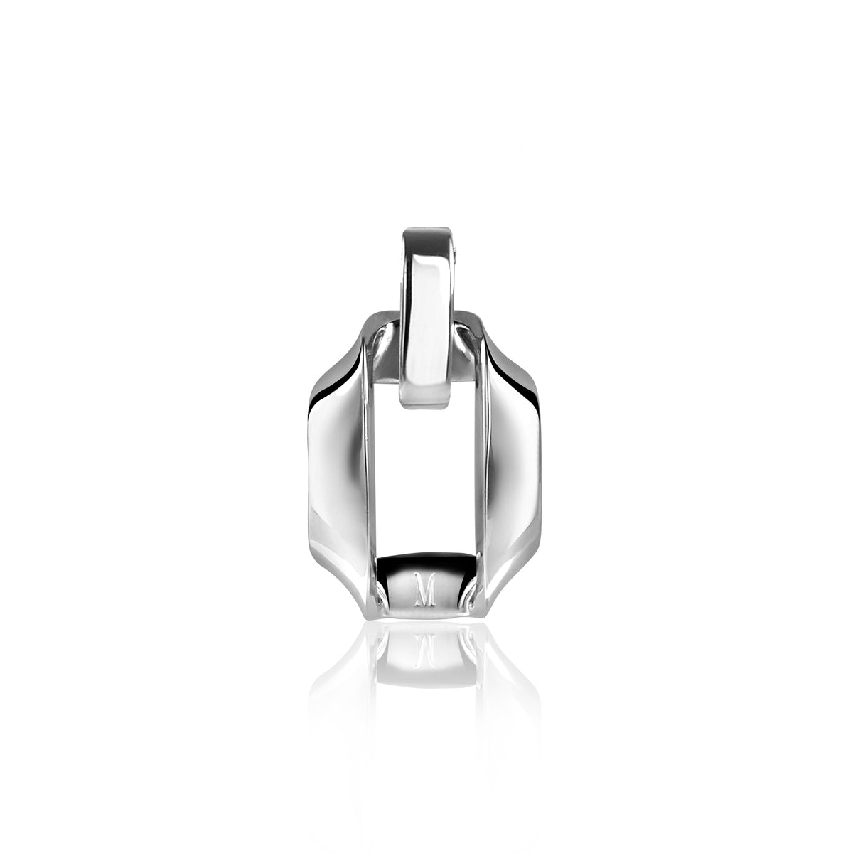 Pendentif en argent avec une forme géométrique et des contours lisses.