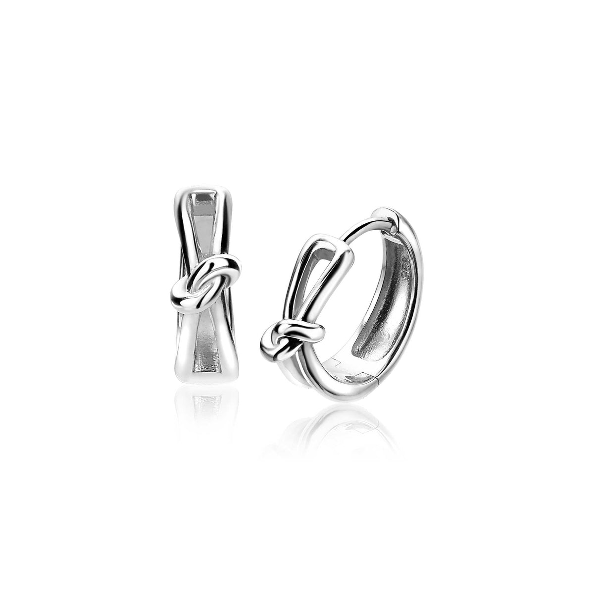 Boucles d'oreilles en argent avec un design noué, finition brillante et forme élégante.