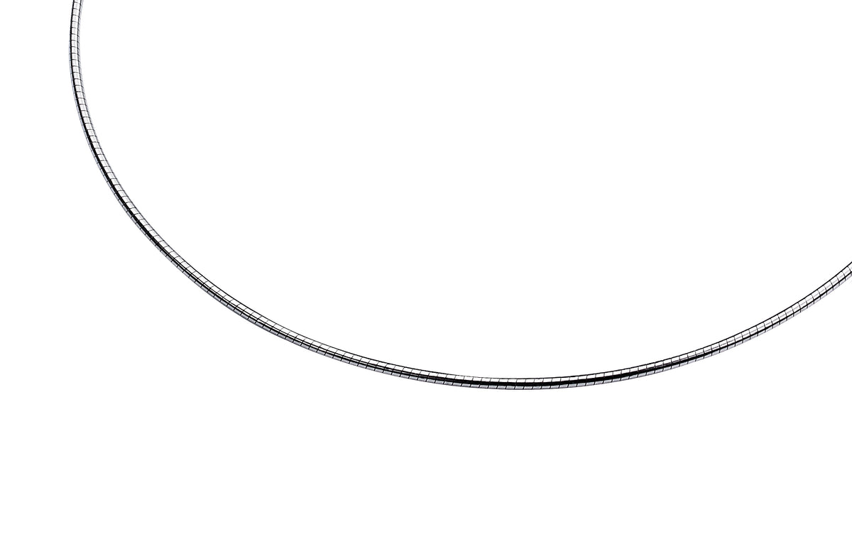 collier en argent avec un design lisse et fin, forme circulaire.