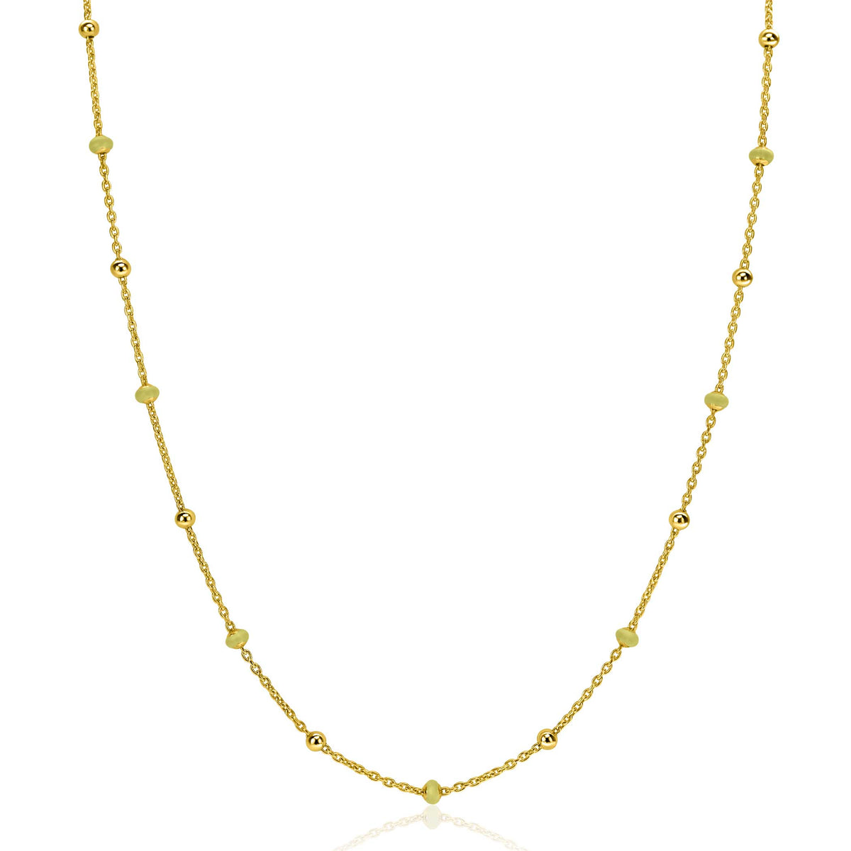Collier doré avec des perles et des éléments décoratifs.