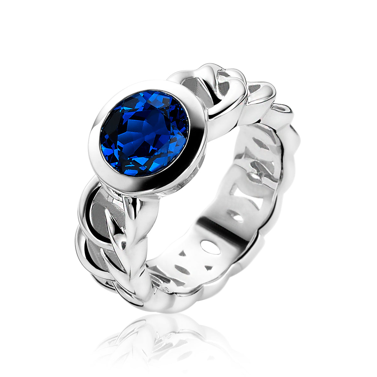 Bague en argent avec un zircon bleu et un design tressé.