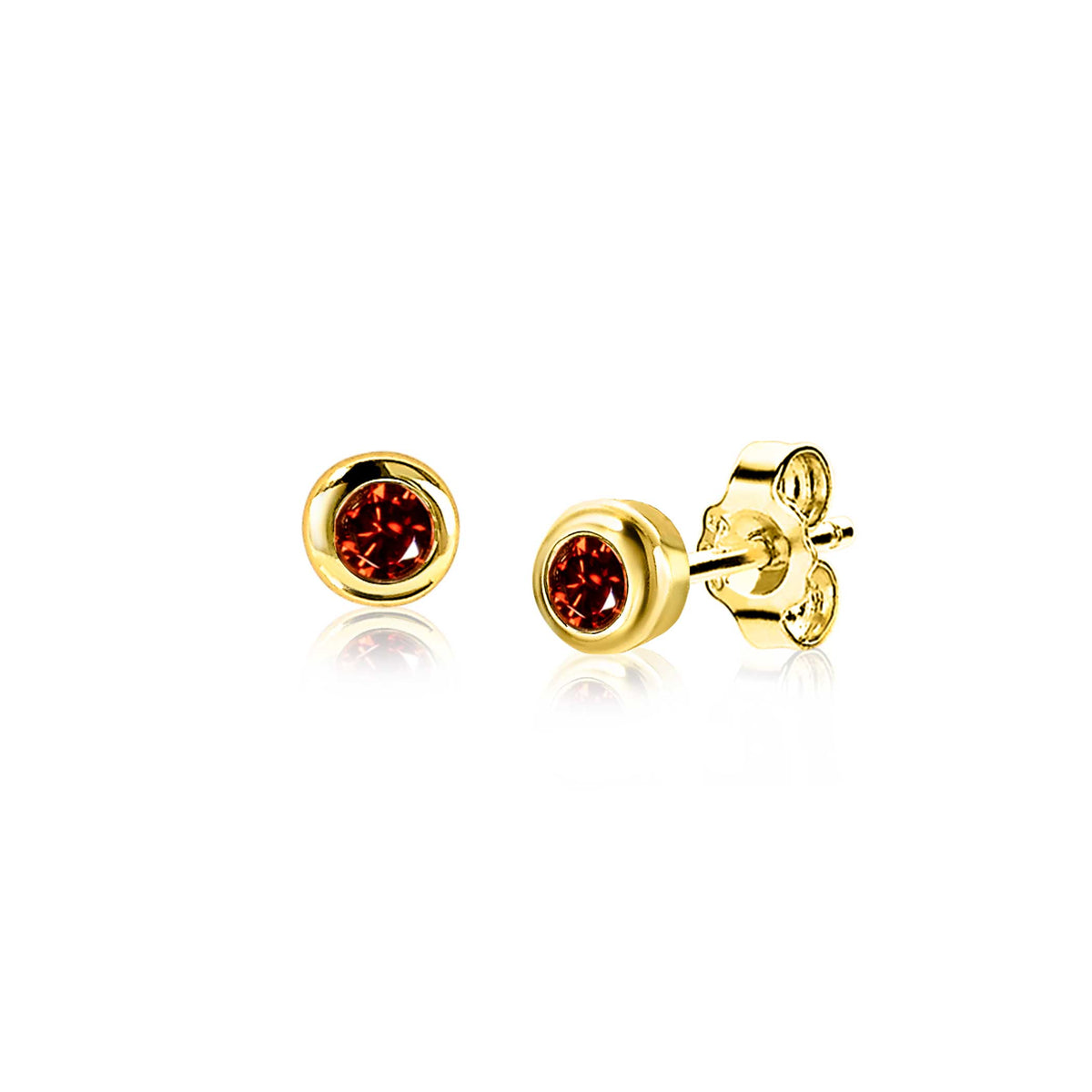 Boucles d'oreilles dorées avec pierre rouge en sertissage.