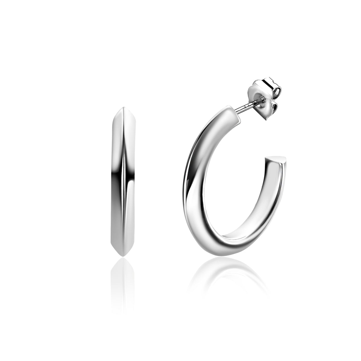 Boucles d'oreilles en argent avec une finition lisse et brillante, forme ronde et design épuré.