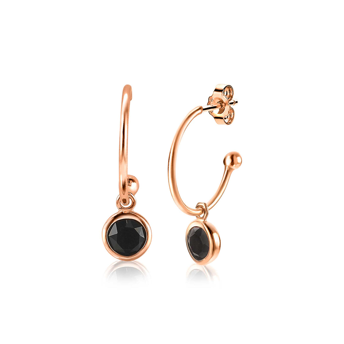 Boucles d'oreilles en plaqué or avec une pierre noire en forme de goutte.