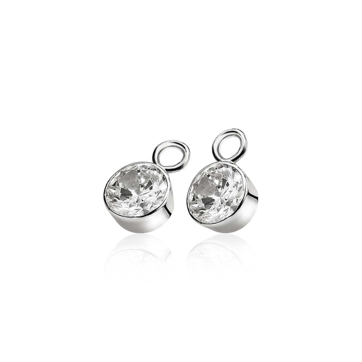 Boucles d'oreilles en argent avec des pierres brillantes rondes.