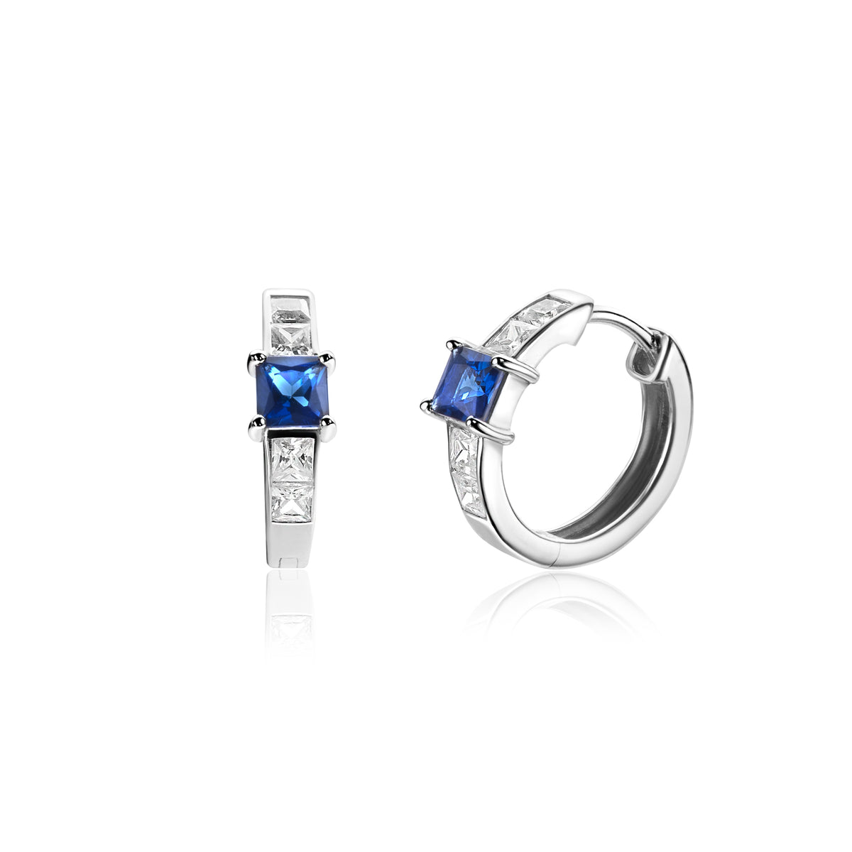 Boucles d'oreilles en argent avec une pierre bleue et des détails en zircon.