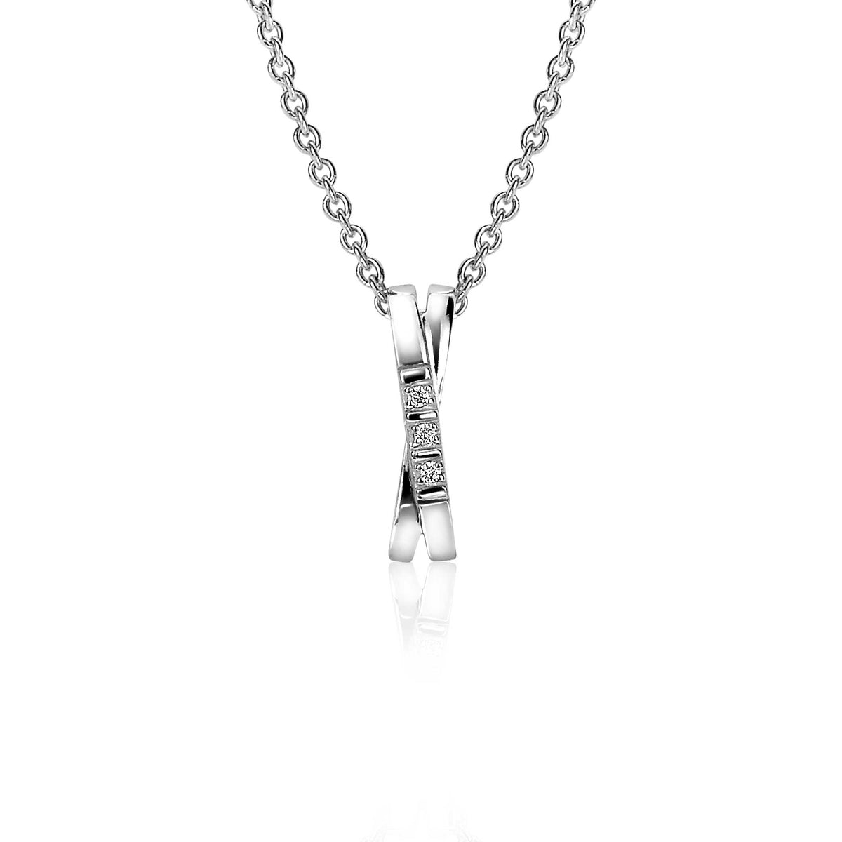 Pendentif en argent avec des détails en forme de croix et des pierres brillantes, suspendu à une chaîne.