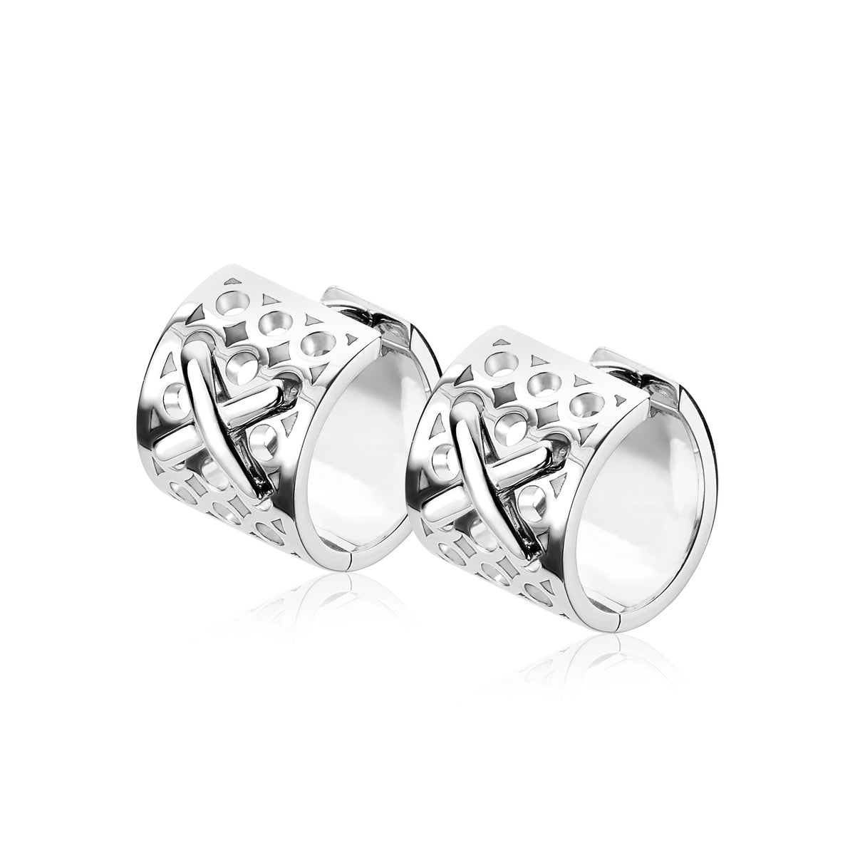 Boucles d'oreilles en argent avec un design perforé et une finition brillante.