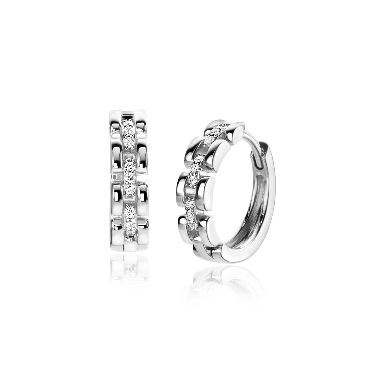 Boucles d'oreilles en argent avec des détails en strass et une forme légèrement arrondie.