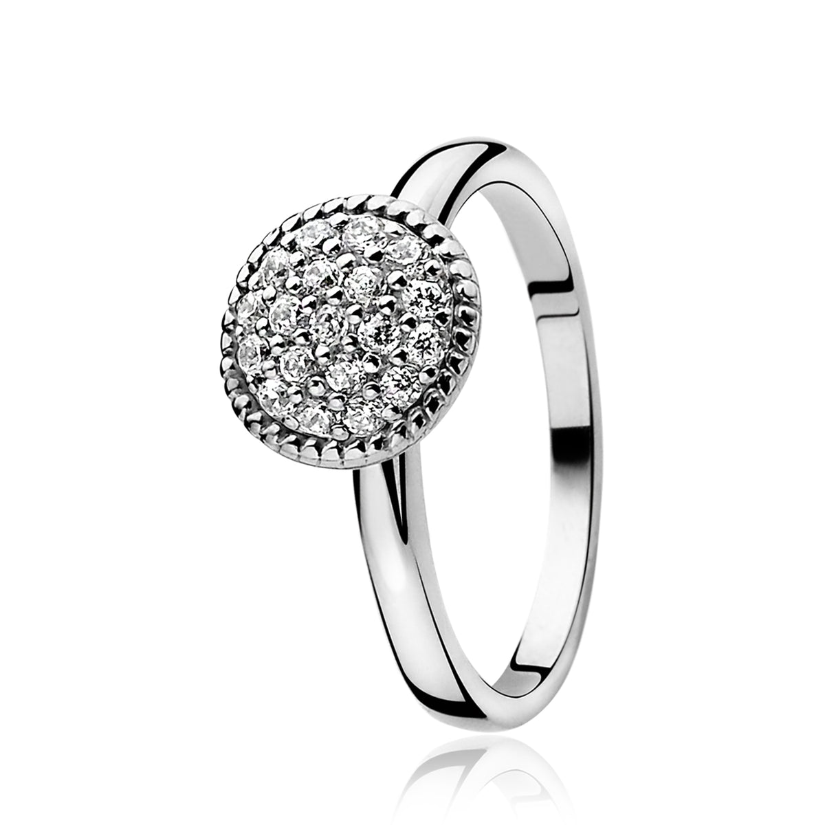 Bague en argent avec un motif rond orné de zircons scintillants.