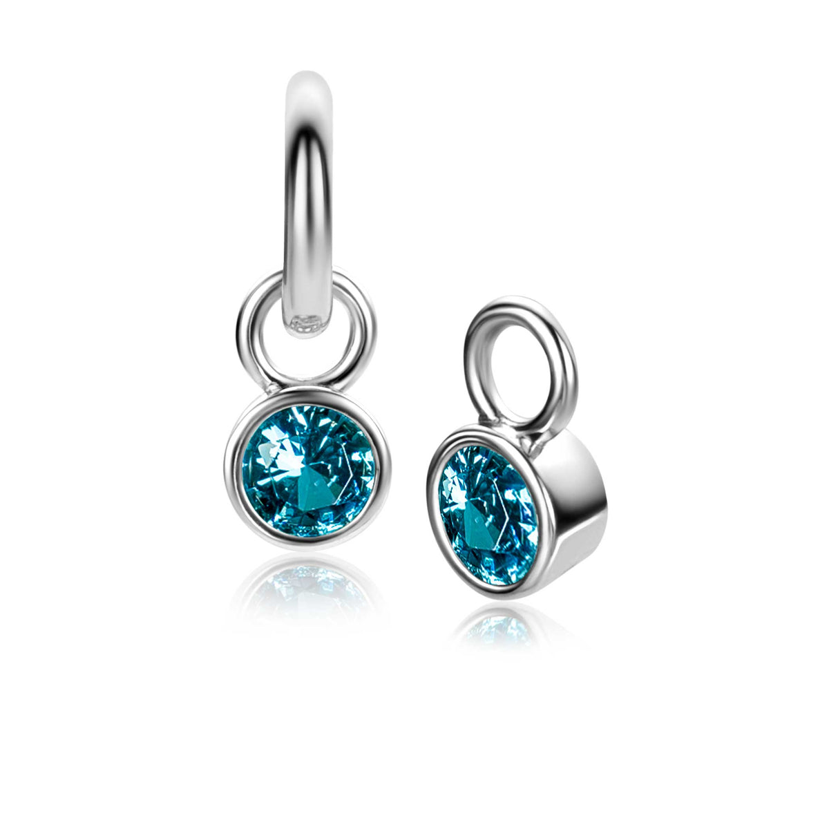 Boucles d'oreilles en argent avec un cristal bleu vif.