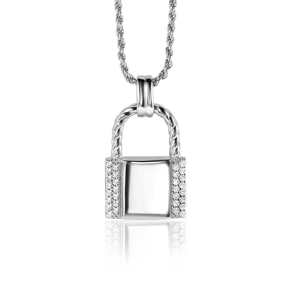 Pendentif en argent en forme de cadenas, orné de détails brillants, suspendu à une chaîne torsadée.