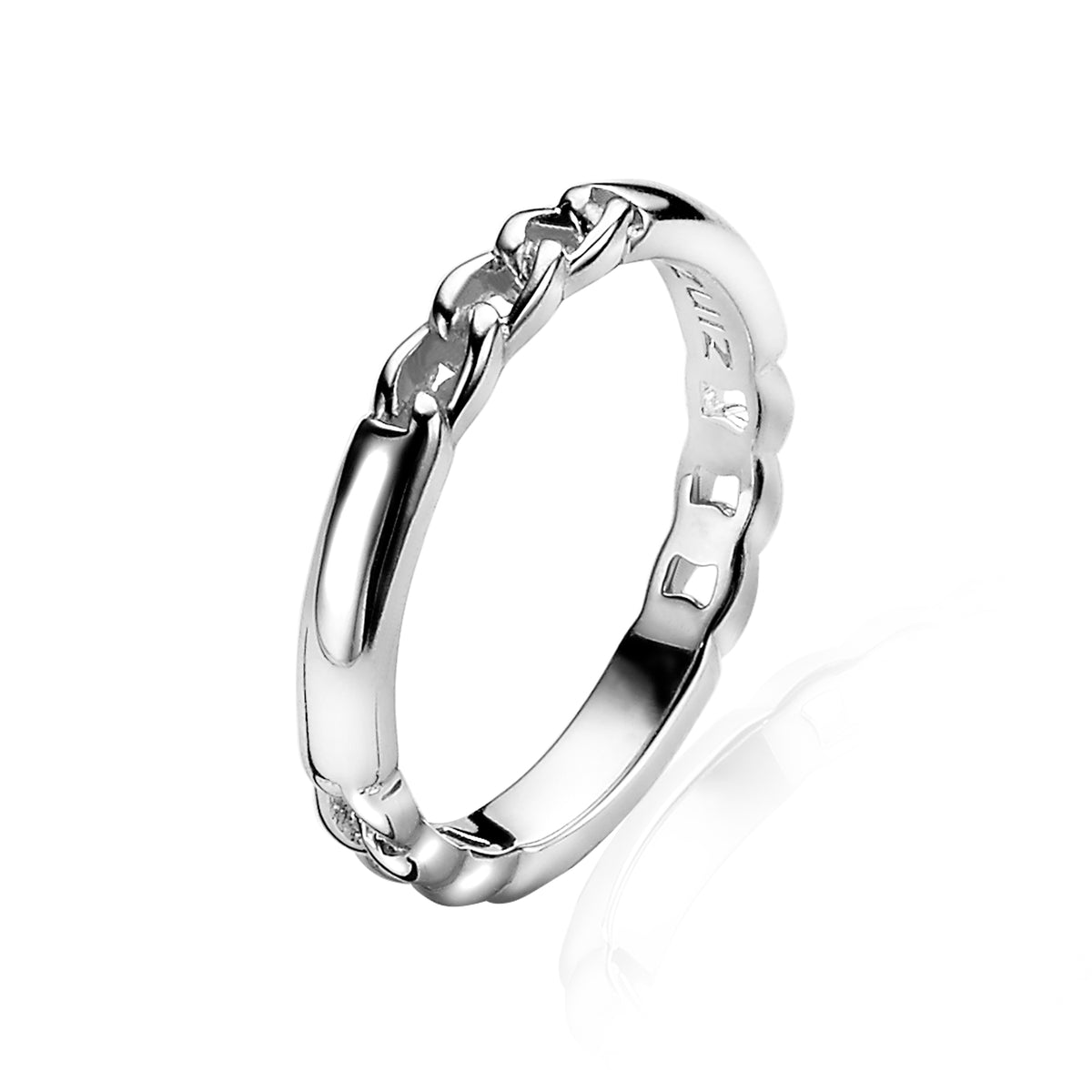 Bague en argent avec maillons entrelacés et finition brillante.