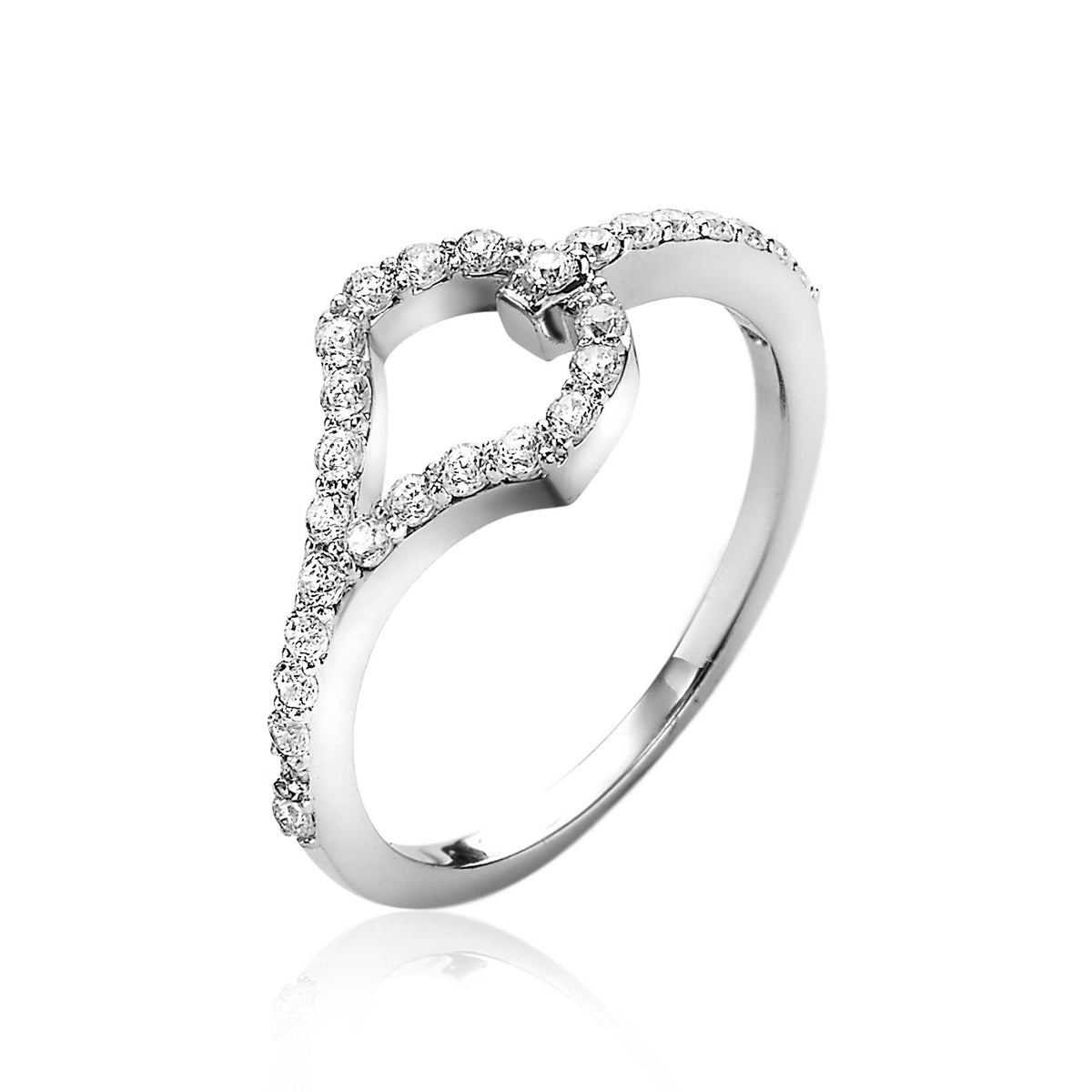 Bague en argent avec des zircons, en forme de cœur, ornée de pierres scintillantes.